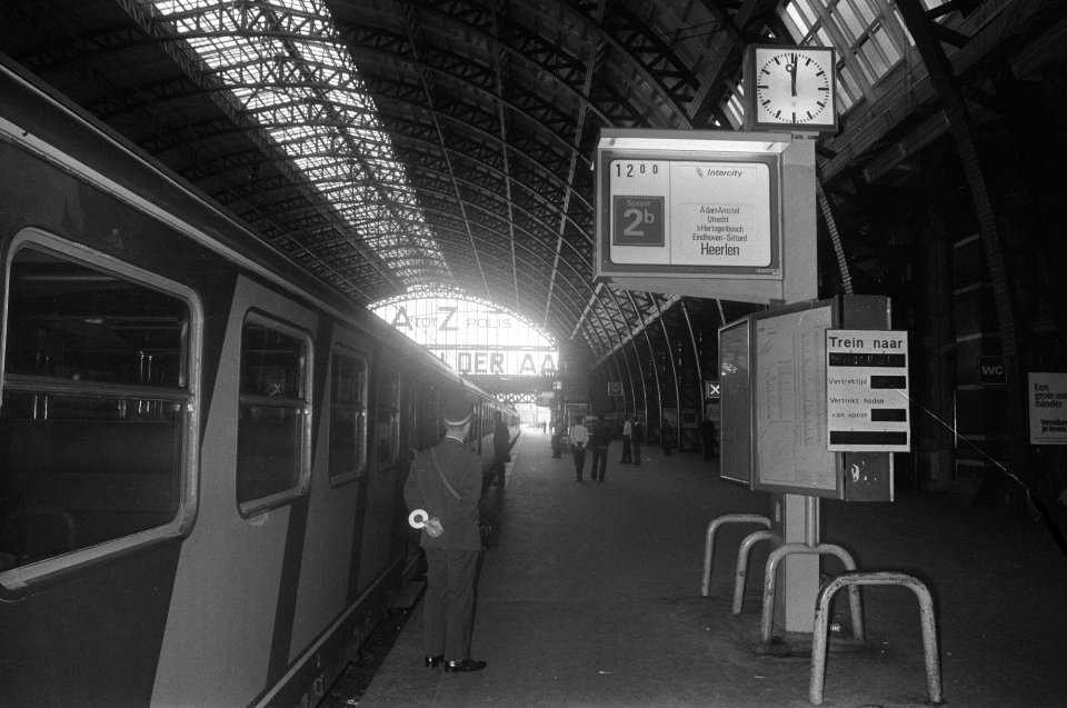 Twee min werkonderbreking op Centraal Station in Amsterdam ivm Spaanse vonni, Bestanddeelnr 928-1839