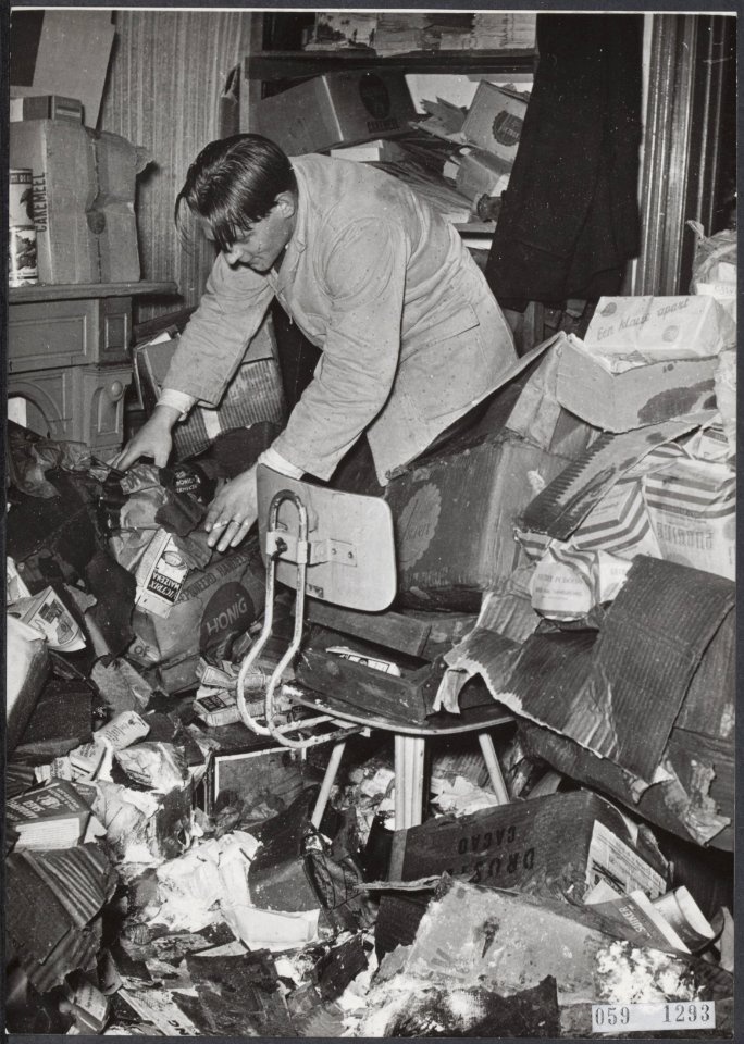 Twee opnamen van door de watersnood 1953 getroffen plaatsen toen en een jaar la, Bestanddeelnr 059-1293