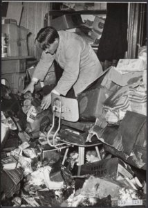 Twee opnamen van door de watersnood 1953 getroffen plaatsen toen en een jaar la, Bestanddeelnr 059-1293