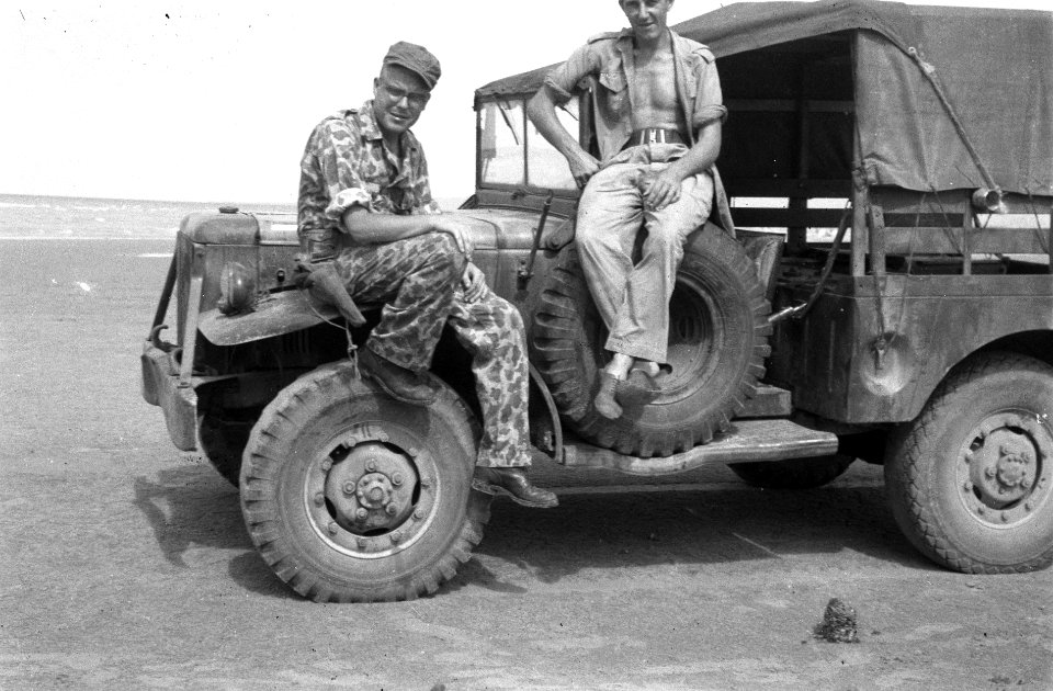 Twee militairen zitten op de voorkant van een 34 tonner, Bestanddeelnr 2999