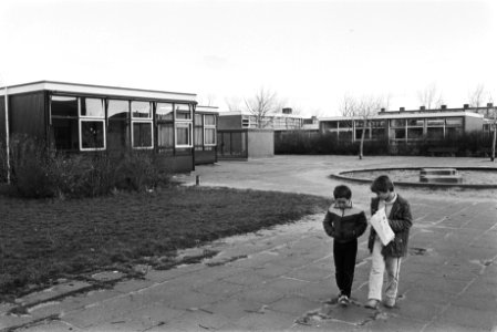 Twee kinderen voor de school, Bestanddeelnr 932-7977