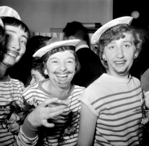 Twee meisjes verkleed als matroos op een dansfeest met overwegend jonge dames, Bestanddeelnr 254-0153