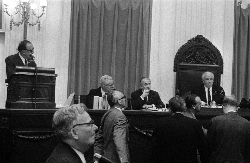 Tweede Kamer , behandeling van de begroting van Justitie. Nummer 14 Van Thiel, Bestanddeelnr 922-8895