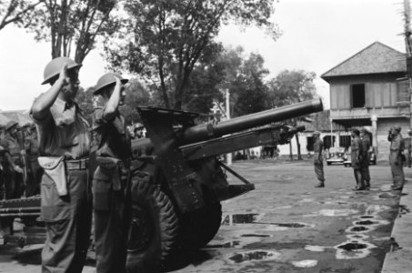 Twee te beedigen officieren bij een kanon voor een bordes waarop o.a. generaal-m, Bestanddeelnr 202-4-3 photo