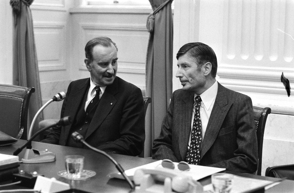 Tweede Kamer , debat URENCO minister Van der Klaauw (l) en Van Agt, Bestanddeelnr 929-7959
