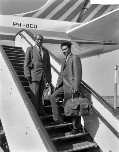 Twee Toeganezen uit Nieuw-Guinea naar Suriname vertrokke links Abrahams en Tones, Bestanddeelnr 914-2201