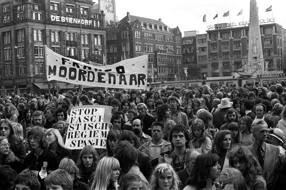Twee minuten stilte op Dam in Amsterdam ivm Spaanse vonnissen demonstranten , Bestanddeelnr 928-1835