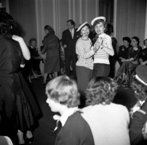 Twee meisjes verkleed als matroos op een dansfeest met overwegend jonge dames, Bestanddeelnr 254-0151