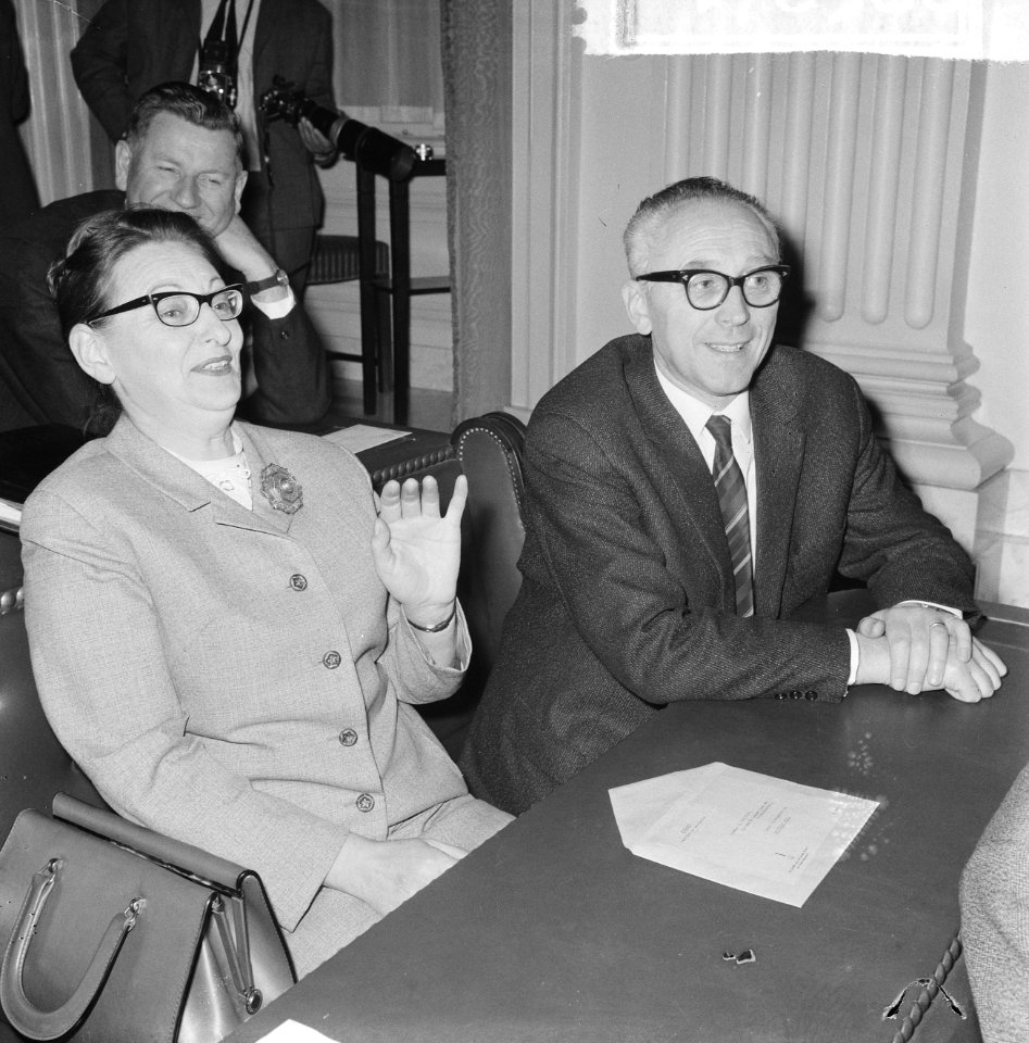 Tweede Kamer , dr. J. G. H. Tans in de bank naast mevrouw G. Brautigam, Bestanddeelnr 917-6966