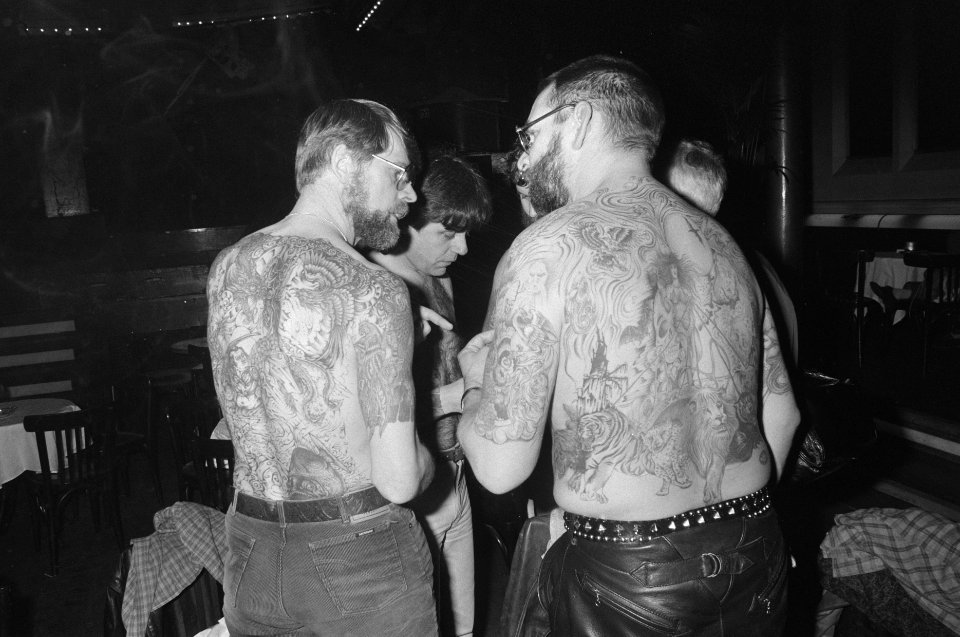 Twee Tattoo conventie in Paradiso Amsterdam twee getatoeeerden, Bestanddeelnr 933-9090