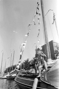 Twee vrouwen in bikini op een van de zeilboten die in de Marinehaven liggen, Bestanddeelnr 928-0975