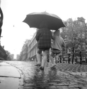 Twee kleuters onder moeders paraplu op de Amsterdamse grachten, Bestanddeelnr 911-7401