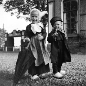 Twee kleuters in klederdracht, Bestanddeelnr 900-7393