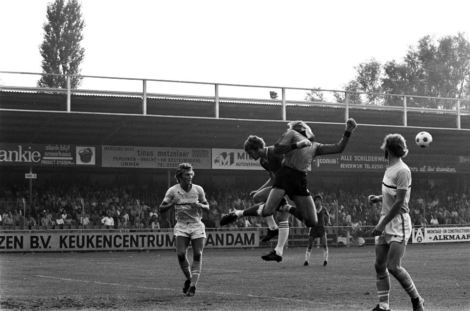 Twee spelers springen naar de bal, Bestanddeelnr 928-0985