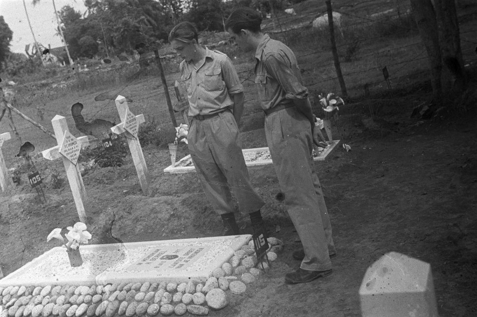 Twee soldaten staan op een begraafplaats bij het graf van H. Berkel van de 9e af, Bestanddeelnr 486-3-1