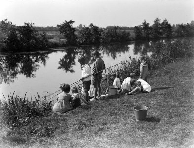 Twee jongens met hengels vissen aan de waterkant De jongere jongens en meisjes , Bestanddeelnr 190-1018
