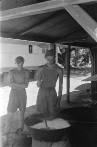 Twee militairen koken iets (eten of wasgoed), Bestanddeelnr 429-5-6