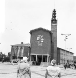Twee vrouwen in klederdracht kijken naar het nieuwe stadhuis, Bestanddeelnr 917-7979