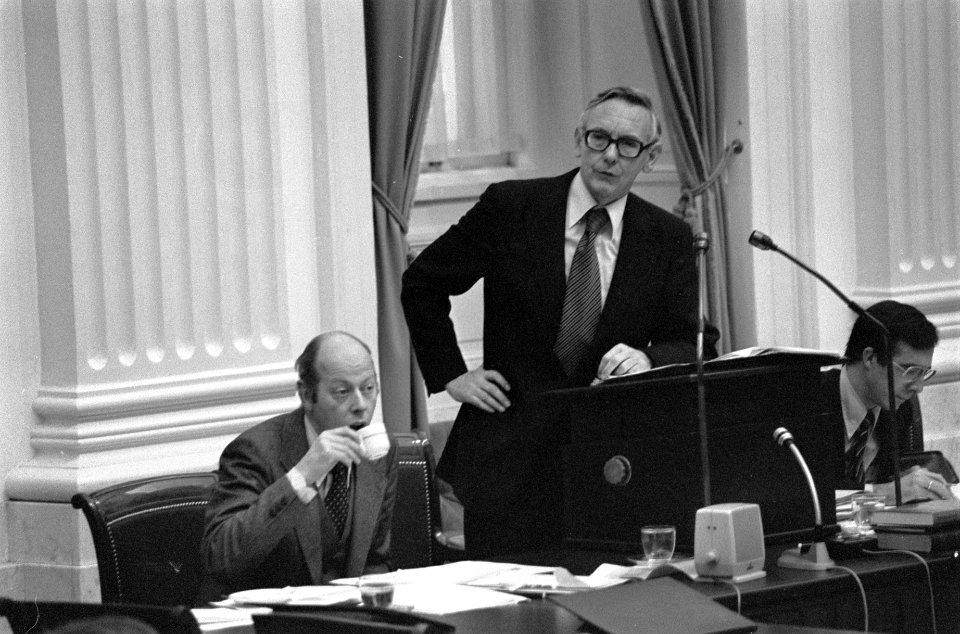 Tweede Kamer , Buitenlandse Zaken minister Van der Stoel met Kooymans (l) en B, Bestanddeelnr 928-8682