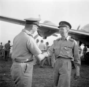 Twee militairen op een vliegveld in Malakka of Indonesië, Bestanddeelnr 254-5467