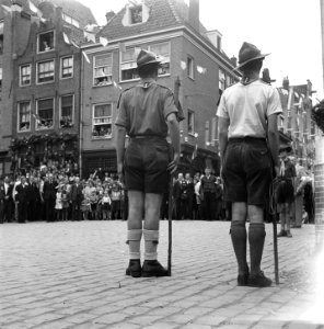 Twee padvinders staan in de houding bij een monument, Bestanddeelnr 900-4777