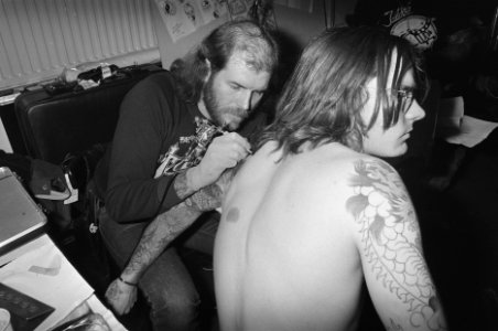 Twee Tattoo conventie in Paradiso Amsterdam jongen wordt getatoeeerd, Bestanddeelnr 933-9091