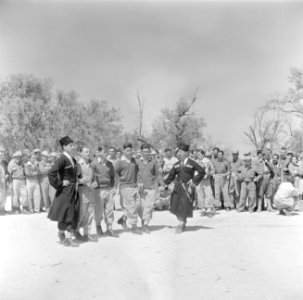 Twee Tscherkessische soldaten van een eenheid Druzen uit het Israelische leger i, Bestanddeelnr 255-0975