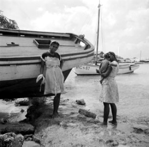 Twee vrouwen met een kind aan de Sint Michielsbaai aan de Zuidkust van Curaçao, Bestanddeelnr 252-7509