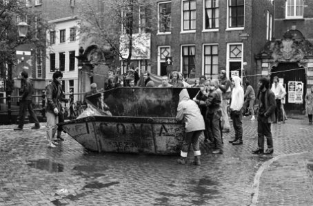 Twee panden die tot het Binnengasthuis behoren in Amsterd gekraakt sympathisanten van krakers gooien een stalen afvalbak omver, Bestanddeelnr 931-5656