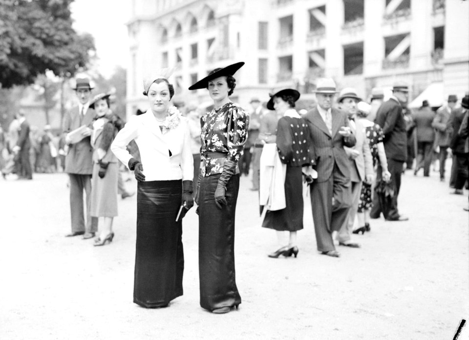 Twee vrouwen in lange jurken, Bestanddeelnr 255-9641