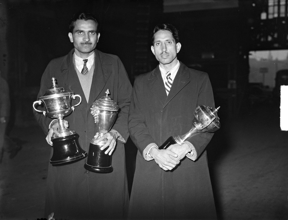 Twee Pakistaanse hockeyspelers met drie bekers, Bestanddeelnr 904-2973