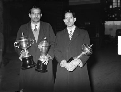 Twee Pakistaanse hockeyspelers met drie bekers, Bestanddeelnr 904-2973