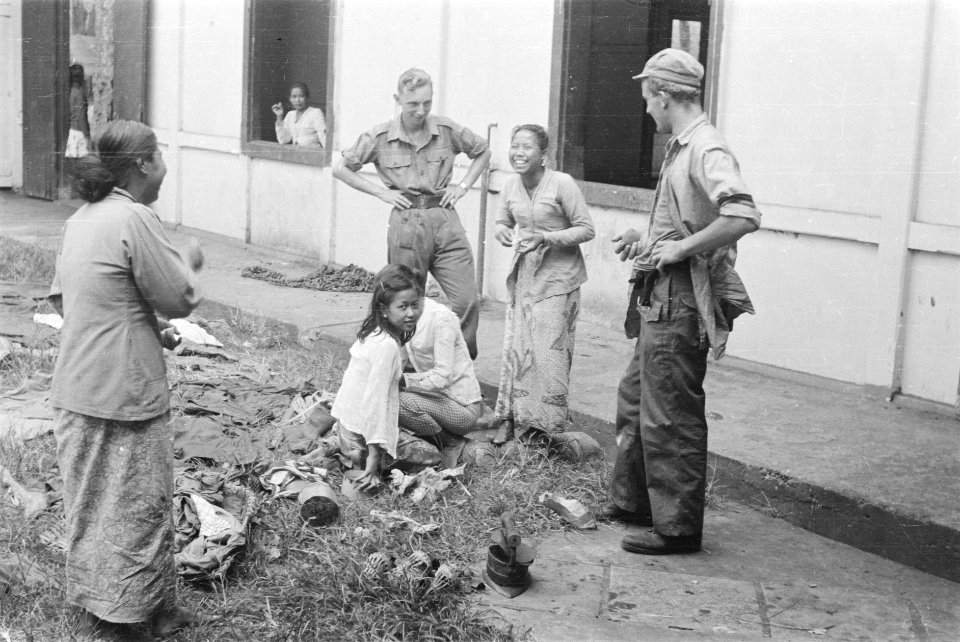 Twee soldaten met enkele jonge Indonesische vrouwenmeisjes (wasvrouwenbaboe's, Bestanddeelnr 229-1-5
