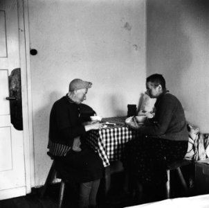 Twee vrouwelijke repatrianten zitten aan een tafel en eten, Bestanddeelnr 900-5091 photo