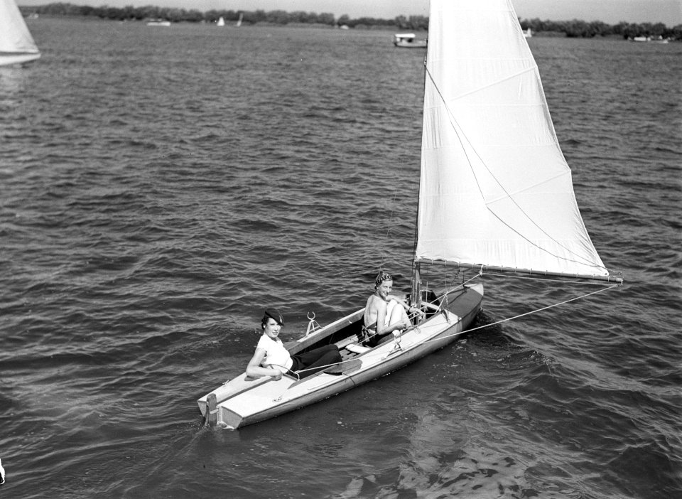 Twee vrouwen, waarvan één met een baret, varend in een zeilboot, Bestanddeelnr 191-0156
