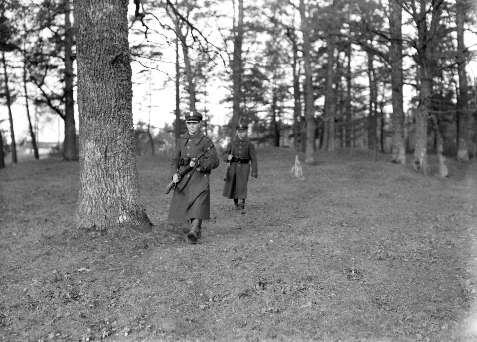 Twee soldaten patrouilleren in de bossen bij de grens Polen-Litouwen, Bestanddeelnr 190-1174