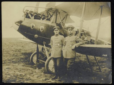 Twee piloten van de Duitse luchtmacht poseren voor hun vliegtuig, Bestanddeelnr 158-0857