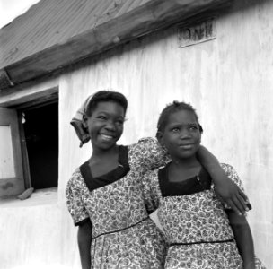 Twee meisjes op Curaçao, Bestanddeelnr 252-7427