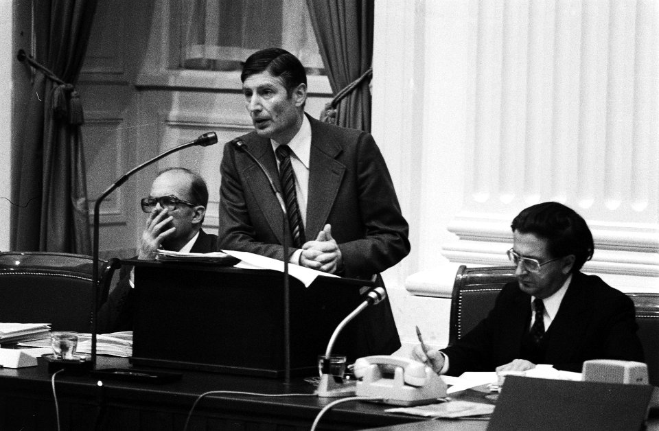 Tweede kamer , debat over zaak Aantjes (einde) Van Agt antwoordt, links ministe, Bestanddeelnr 929-9997