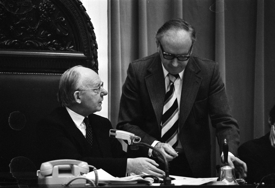 Tweede Kamer , Ontwikkelingshulp, BZ Kruisinga (r) in gesprek met Vondeling (l), Bestanddeelnr 927-7793