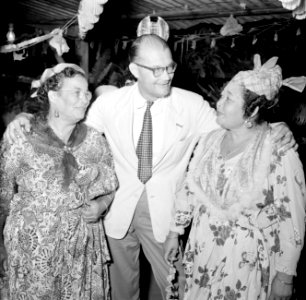 Twee vrouwen met een Europese man in Paramaribo, Bestanddeelnr 252-2464