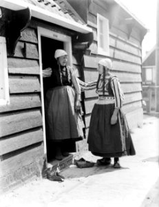Twee vrouwen in Marker klederdracht, Bestanddeelnr 252-0696