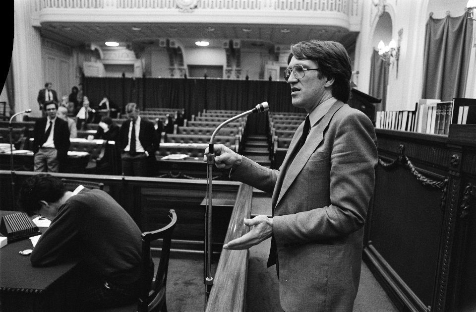 Tweede Kamer , debat tweeverdieners Hans Kombrink (PvdA) bij interruptiemicrofo, Bestanddeelnr 933-1343