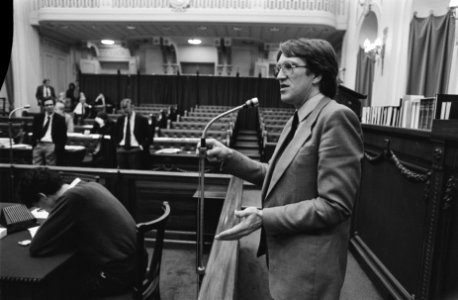 Tweede Kamer , debat tweeverdieners Hans Kombrink (PvdA) bij interruptiemicrofo, Bestanddeelnr 933-1343