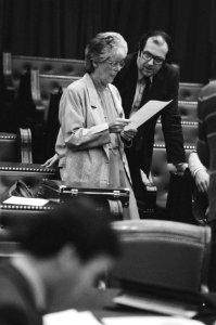 Tweede Kamer , omroep-CAO VVD-woordvoerster mevrouw Remp en CDA-woordvoerder Ge, Bestanddeelnr 933-3060