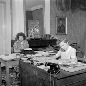 Twee secretaresses achter hun bureau, Bestanddeelnr 255-7844