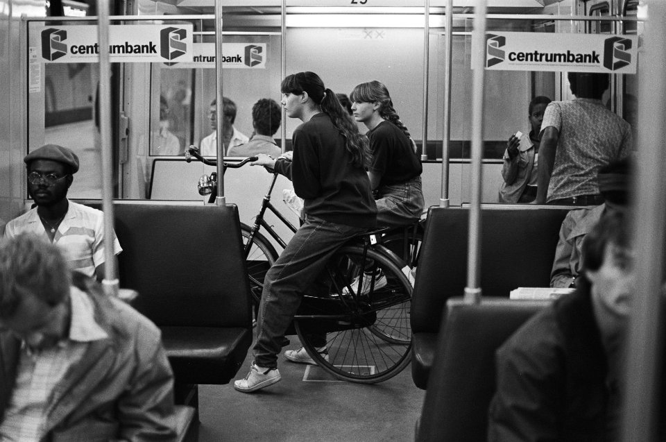 Twee meisjes met fiets in metro, Bestanddeelnr 931-0010