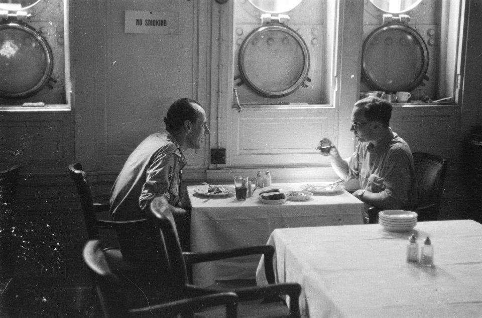 Twee officieren eten aan boord, Bestanddeelnr 91-5-1