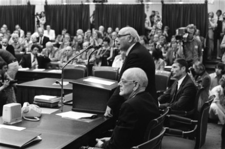 Tweede Kamer , Den Uyl legt verklaring af inzake rapport Donner, Den Uyl met Min, Bestanddeelnr 928-7486