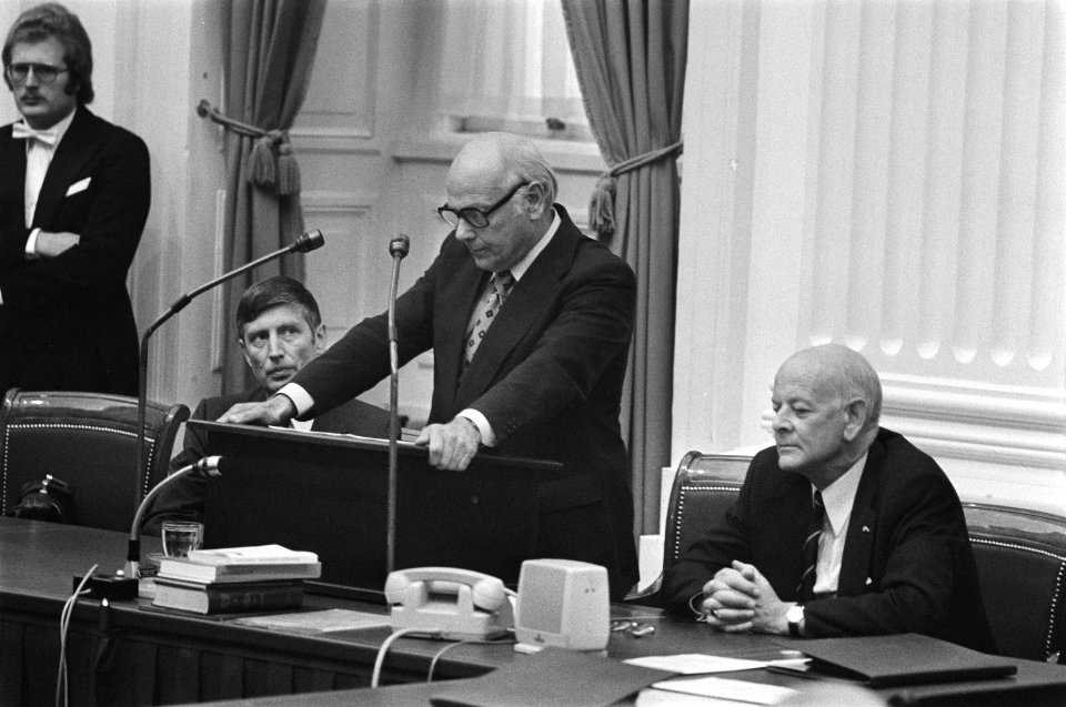Tweede Kamer , Den Uyl legt verklaring af inzake rapport Donner, Den Uyl tijdens, Bestanddeelnr 928-7488